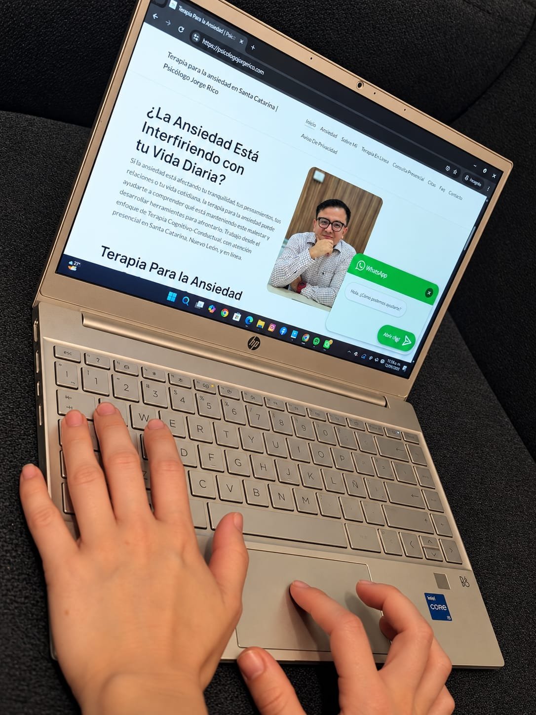 laptop terapia cognitivo conductual en línea.